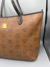 Lade das Bild in den Galerie-Viewer, MCM Brown Shopper Dog Bone
