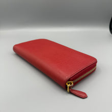 Lade das Bild in den Galerie-Viewer, Prada Saffiano Triangle Long Zippy
