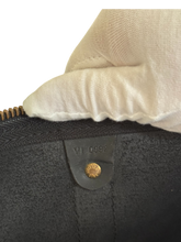 Lade das Bild in den Galerie-Viewer, Louis Vuitton EPI Keepall 50 Black
