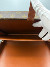 Lade das Bild in den Galerie-Viewer, Louis Vuitton President Classeur Monogram
