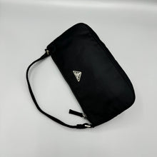 Lade das Bild in den Galerie-Viewer, Prada Nylon Pochette Black
