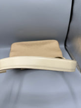 Lade das Bild in den Galerie-Viewer, Salvatore Ferragamo Hobo Beige
