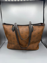Lade das Bild in den Galerie-Viewer, MCM Brown Shopper Dog Bone

