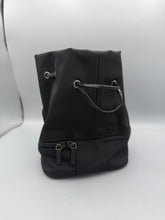 Lade das Bild in den Galerie-Viewer, Gucci Cosmetic Bucket Bag
