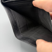 Lade das Bild in den Galerie-Viewer, Prada Saffiano Triangle Wallet

