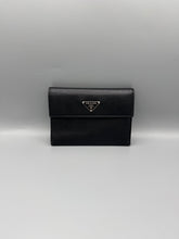 Lade das Bild in den Galerie-Viewer, Prada Saffiano Triangle Wallet
