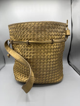 Lade das Bild in den Galerie-Viewer, Bottega Veneta Gold Bucket Bag
