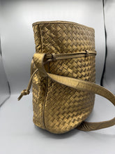 Lade das Bild in den Galerie-Viewer, Bottega Veneta Gold Bucket Bag
