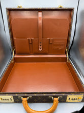 Lade das Bild in den Galerie-Viewer, Louis Vuitton President Classeur Monogram
