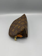 Lade das Bild in den Galerie-Viewer, Louis Vuitton Kosmetic PM Monogram
