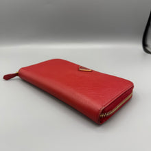 Lade das Bild in den Galerie-Viewer, Prada Saffiano Triangle Long Zippy
