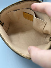 Lade das Bild in den Galerie-Viewer, Louis Vuitton Kosmetic PM Monogram
