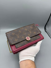 Lade das Bild in den Galerie-Viewer, Louis Vuitton Flore Chain Wallet
