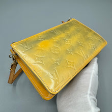 Lade das Bild in den Galerie-Viewer, Louis Vuitton Vernis Lexington Pochette Yellow
