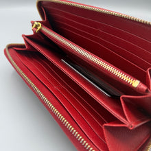 Lade das Bild in den Galerie-Viewer, Prada Saffiano Triangle Long Zippy
