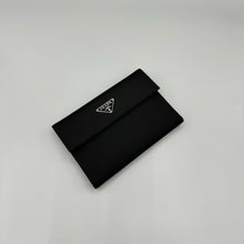 Lade das Bild in den Galerie-Viewer, Prada Nylon Compact Wallet Black
