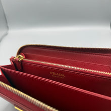Lade das Bild in den Galerie-Viewer, Prada Saffiano Triangle Long Zippy
