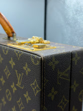 Lade das Bild in den Galerie-Viewer, Louis Vuitton President Classeur Monogram
