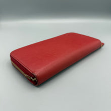 Lade das Bild in den Galerie-Viewer, Prada Saffiano Triangle Long Zippy
