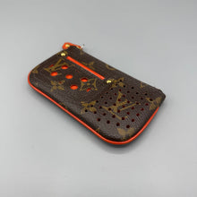 Lade das Bild in den Galerie-Viewer, Louis Vuitton Perforated Pochette Cles

