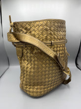 Lade das Bild in den Galerie-Viewer, Bottega Veneta Gold Bucket Bag
