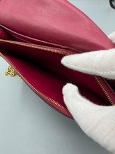 Lade das Bild in den Galerie-Viewer, Louis Vuitton Flore Chain Wallet
