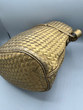 Lade das Bild in den Galerie-Viewer, Bottega Veneta Gold Bucket Bag
