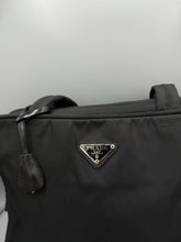 Lade das Bild in den Galerie-Viewer, Prada Nylon Shopper Bag

