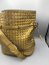 Lade das Bild in den Galerie-Viewer, Bottega Veneta Gold Bucket Bag
