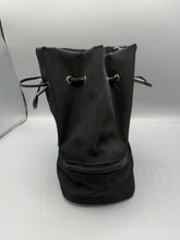 Lade das Bild in den Galerie-Viewer, Gucci Cosmetic Bucket Bag
