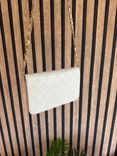 Lade das Bild in den Galerie-Viewer, Chanel White Flap Small
