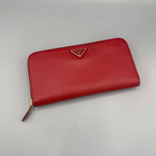 Lade das Bild in den Galerie-Viewer, Prada Saffiano Triangle Long Zippy
