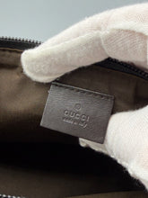 Lade das Bild in den Galerie-Viewer, Gucci Boat Bag Monogram Brown
