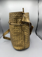 Lade das Bild in den Galerie-Viewer, Bottega Veneta Gold Bucket Bag
