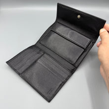 Lade das Bild in den Galerie-Viewer, Prada Saffiano Triangle Wallet
