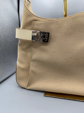 Lade das Bild in den Galerie-Viewer, Salvatore Ferragamo Hobo Beige
