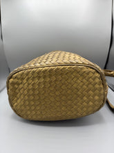 Lade das Bild in den Galerie-Viewer, Bottega Veneta Gold Bucket Bag
