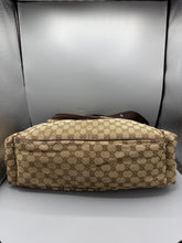 Lade das Bild in den Galerie-Viewer, Gucci Wickeltasche GG Canvas Beige
