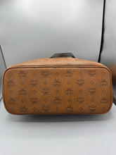 Lade das Bild in den Galerie-Viewer, MCM Brown Shopper Dog Bone
