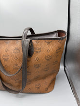 Lade das Bild in den Galerie-Viewer, MCM Brown Shopper Dog Bone
