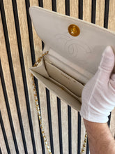 Lade das Bild in den Galerie-Viewer, Chanel White Flap Small
