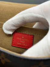 Lade das Bild in den Galerie-Viewer, Louis Vuitton Marignan Monogram/Red
