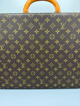 Lade das Bild in den Galerie-Viewer, Louis Vuitton President Classeur Monogram
