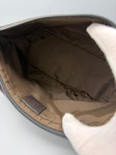 Lade das Bild in den Galerie-Viewer, Gucci Boat Bag Monogram Brown
