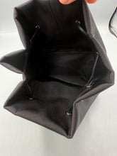 Lade das Bild in den Galerie-Viewer, Gucci Cosmetic Bucket Bag
