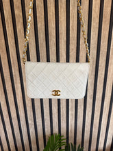 Lade das Bild in den Galerie-Viewer, Chanel White Flap Small

