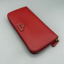 Lade das Bild in den Galerie-Viewer, Prada Saffiano Triangle Long Zippy
