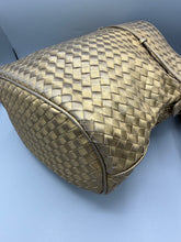 Lade das Bild in den Galerie-Viewer, Bottega Veneta Gold Bucket Bag
