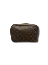 Lade das Bild in den Galerie-Viewer, Louis Vuitton Trousse Toilette 23
