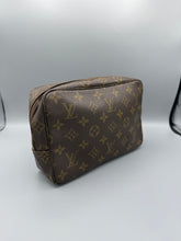 Lade das Bild in den Galerie-Viewer, Louis Vuitton Trousse Toilette 23
